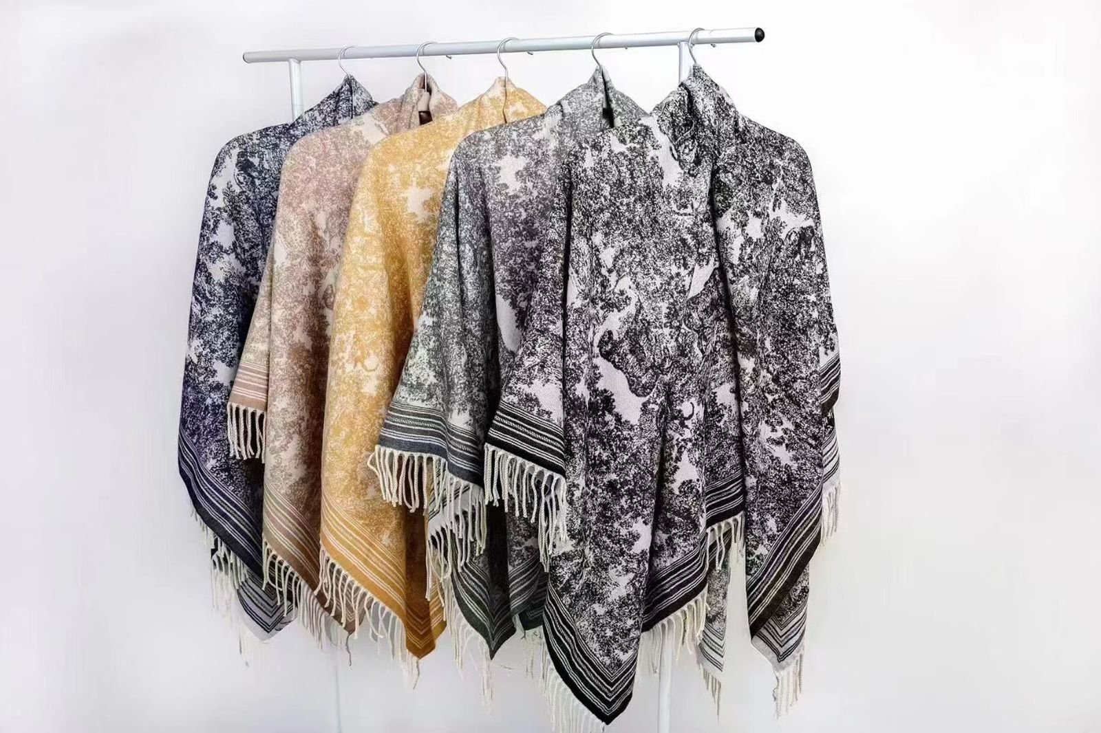 Master quality shawls - Image 3 of 6